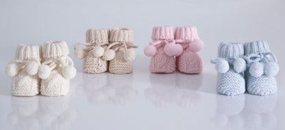 Babyschuhe aus Strick mit Bommel