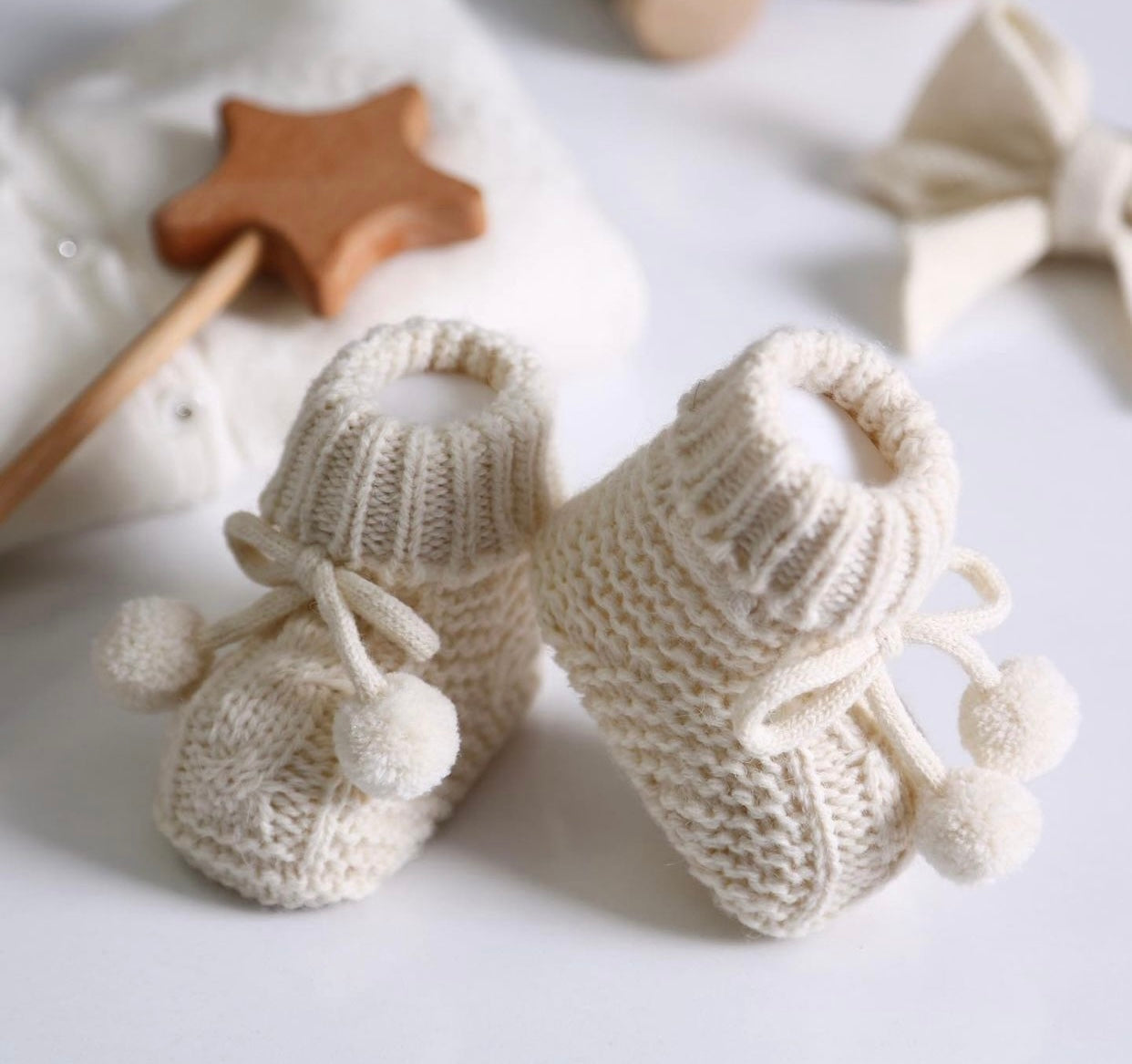 Babyschuhe aus Strick mit Bommel